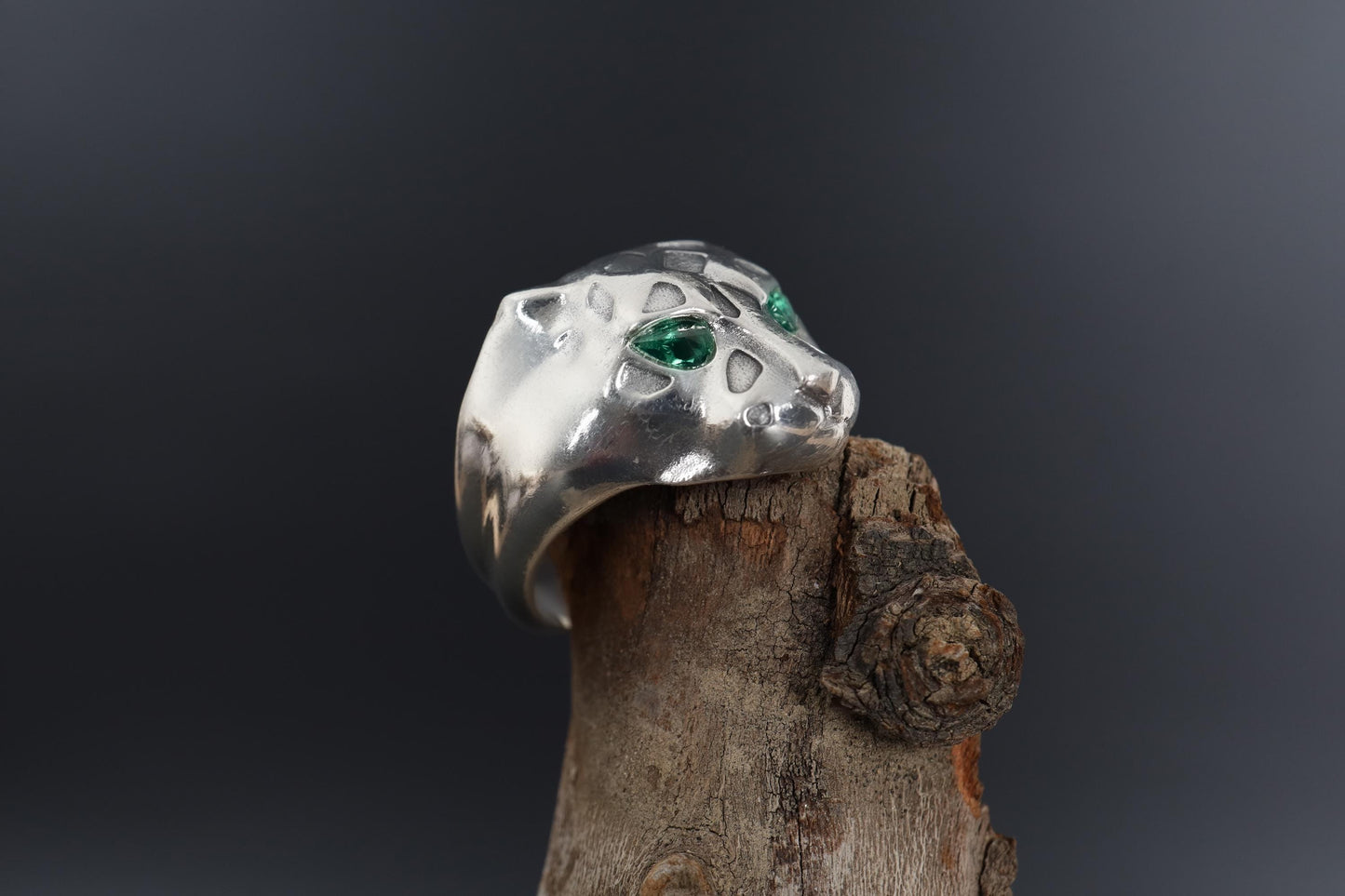 Emerald eyes leopard head ring, panther inspired statement jewelry, symbolic big cat signet band, and handcrafted bold accessory designed for those who are drawn to power, confidence, and fierce elegance. This striking ring features a detailed leopard head motif with vivid emerald stone eyes, creating a luxurious and commanding appearance inspired by wild feline strength and timeless masculine style.