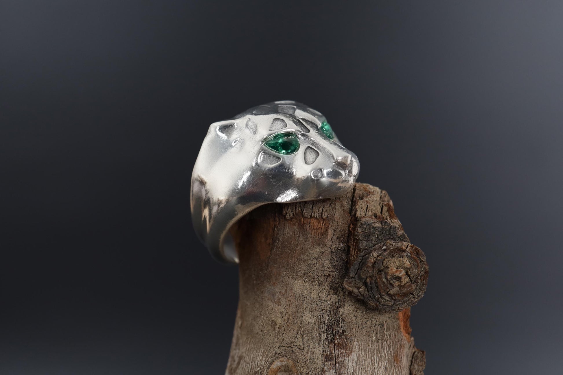 Emerald eyes leopard head ring, panther inspired statement jewelry, symbolic big cat signet band, and handcrafted bold accessory designed for those who are drawn to power, confidence, and fierce elegance. This striking ring features a detailed leopard head motif with vivid emerald stone eyes, creating a luxurious and commanding appearance inspired by wild feline strength and timeless masculine style.