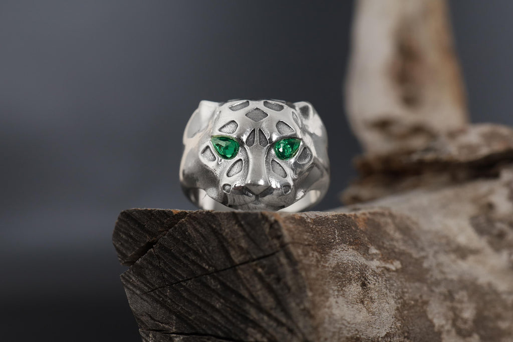 Emerald eyes leopard head ring, panther inspired statement jewelry, symbolic big cat signet band, and handcrafted bold accessory designed for those who are drawn to power, confidence, and fierce elegance. This striking ring features a detailed leopard head motif with vivid emerald stone eyes, creating a luxurious and commanding appearance inspired by wild feline strength and timeless masculine style.