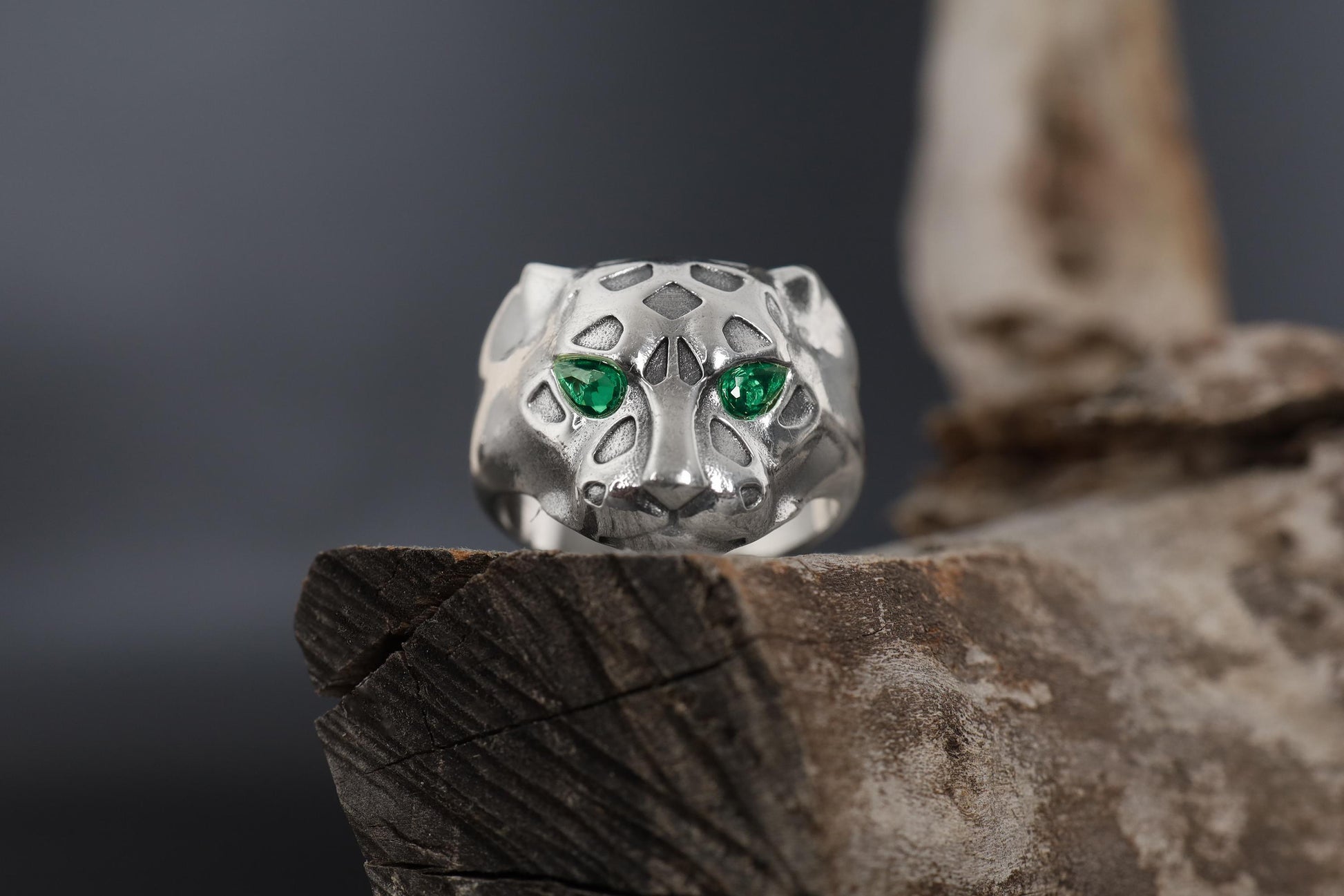 Emerald eyes leopard head ring, panther inspired statement jewelry, symbolic big cat signet band, and handcrafted bold accessory designed for those who are drawn to power, confidence, and fierce elegance. This striking ring features a detailed leopard head motif with vivid emerald stone eyes, creating a luxurious and commanding appearance inspired by wild feline strength and timeless masculine style.