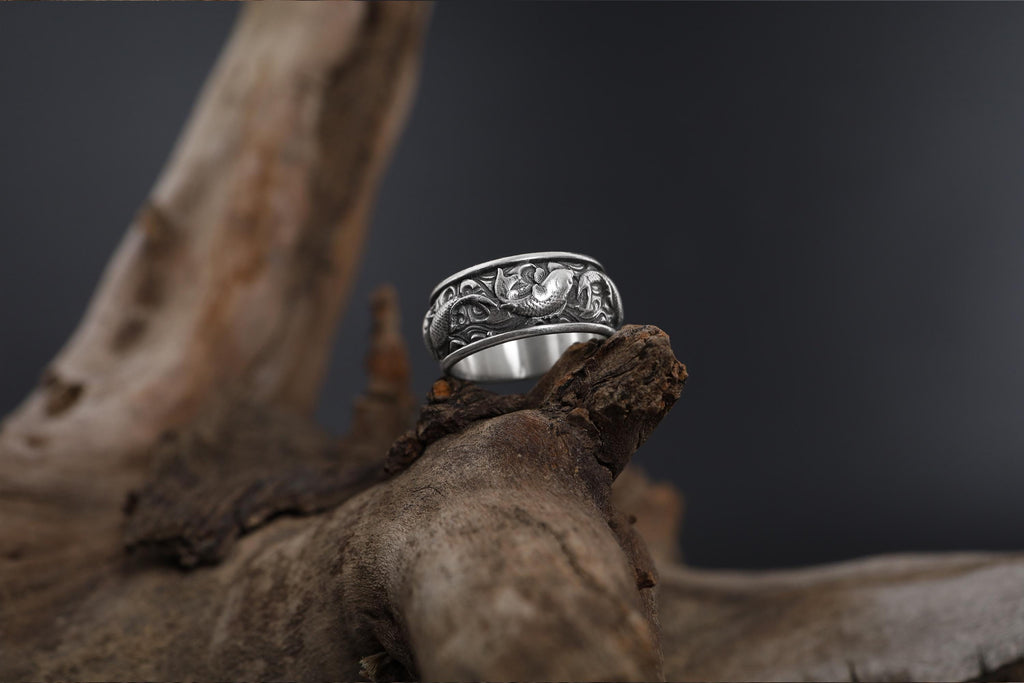 This Koi fish ring for men is a bold and meaningful design created for those who are drawn to Japanese jewelry, symbolic rings, engraved bands, nature-inspired accessories, and statement gold rings. Featuring detailed Koi carp motifs flowing across the band, this ring represents perseverance, transformation, strength, luck, and forward movement.
