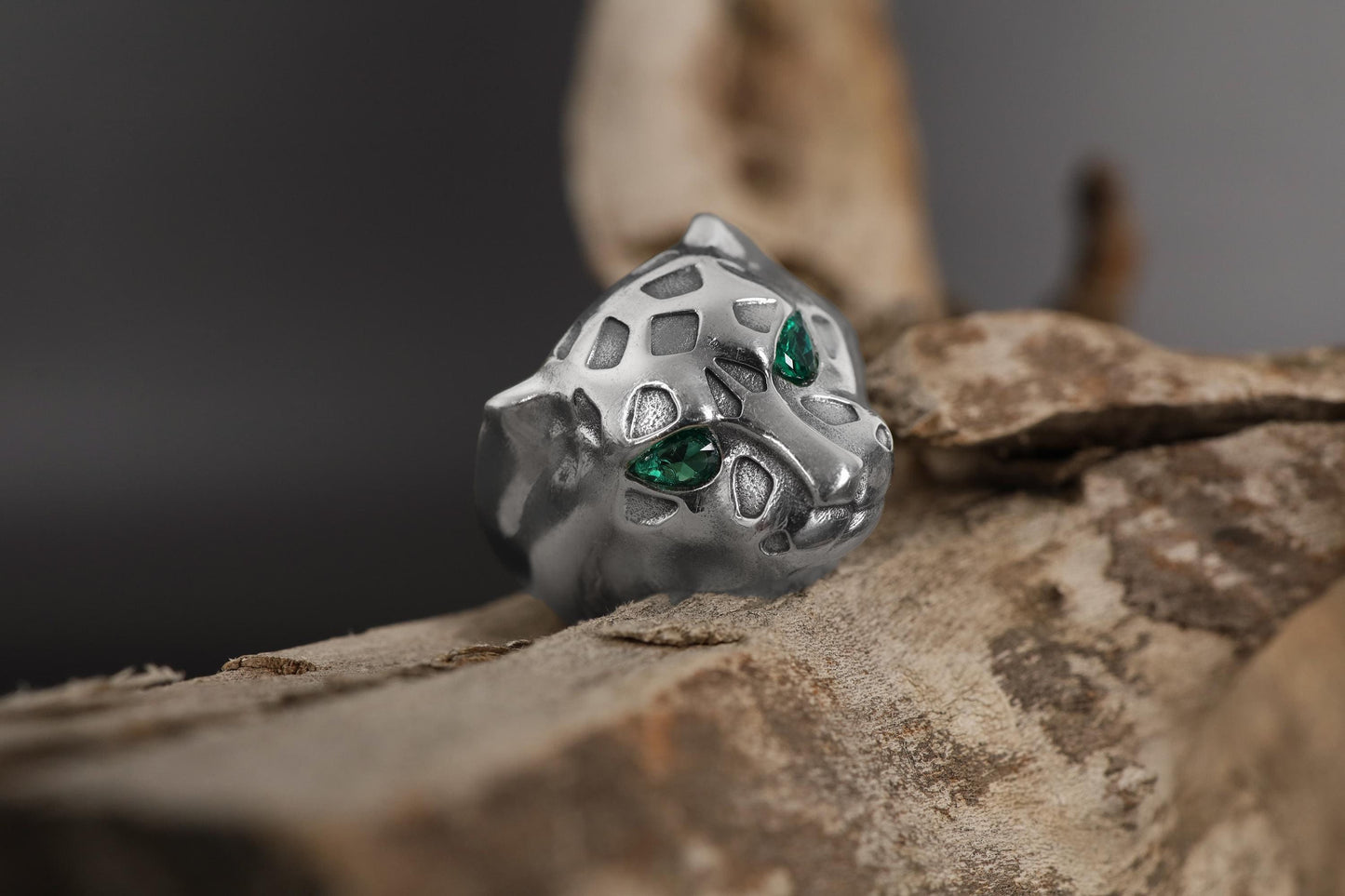 Emerald eyes leopard head ring, panther inspired statement jewelry, symbolic big cat signet band, and handcrafted bold accessory designed for those who are drawn to power, confidence, and fierce elegance. This striking ring features a detailed leopard head motif with vivid emerald stone eyes, creating a luxurious and commanding appearance inspired by wild feline strength and timeless masculine style.