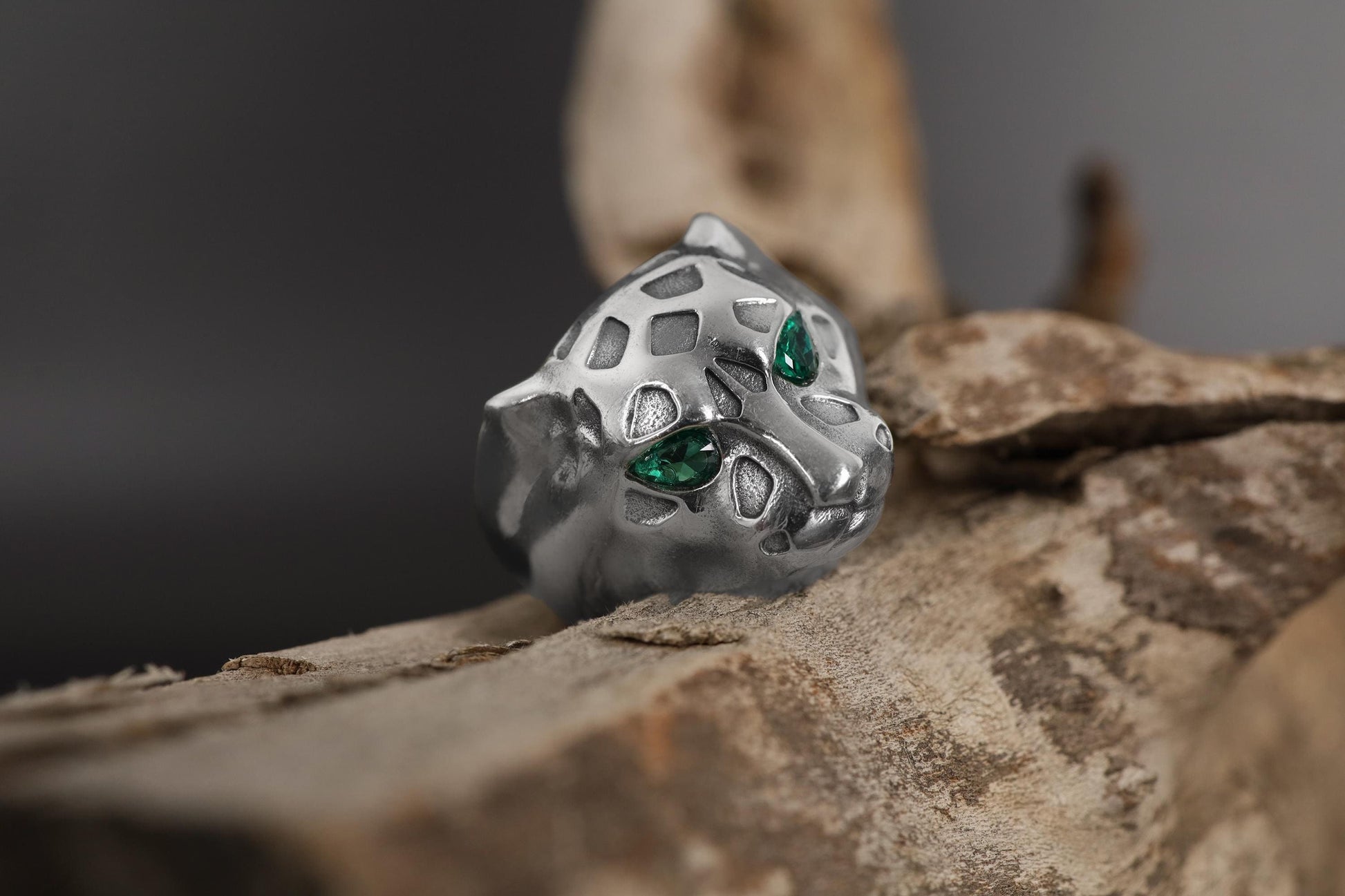 Emerald eyes leopard head ring, panther inspired statement jewelry, symbolic big cat signet band, and handcrafted bold accessory designed for those who are drawn to power, confidence, and fierce elegance. This striking ring features a detailed leopard head motif with vivid emerald stone eyes, creating a luxurious and commanding appearance inspired by wild feline strength and timeless masculine style.