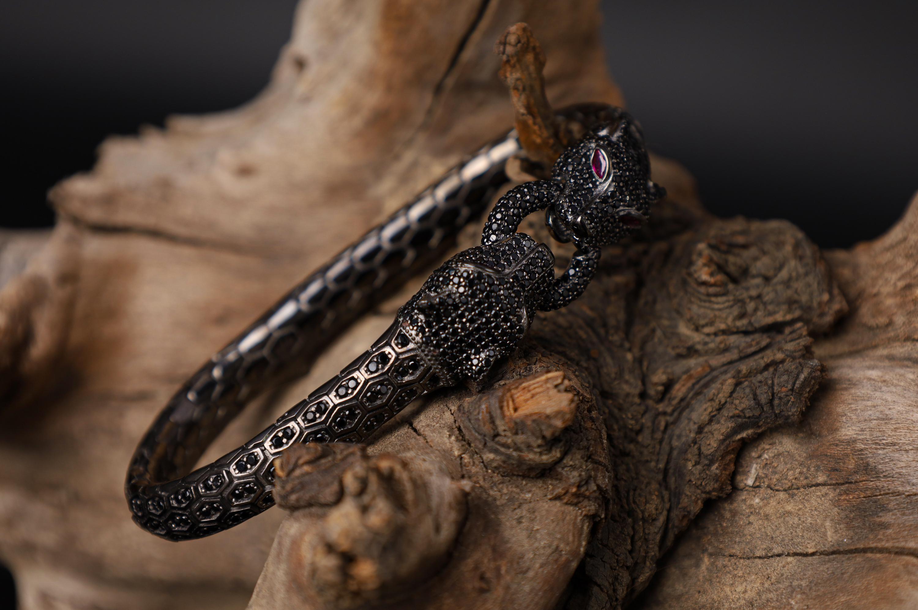 Silver Panther bracelet for men, sterling silver panther bracelet, panther head jewelry, luxury animal bracelet, men's statement bracelet, and handcrafted bold accessory designed for those who appreciate strength, confidence, and timeless craftsmanship. This striking bracelet features detailed panther heads connected by an intricately textured band, creating a commanding design inspired by the elegance, agility, and dominance of one of nature