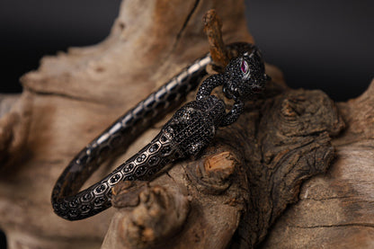 Silver Panther bracelet for men, sterling silver panther bracelet, panther head jewelry, luxury animal bracelet, men's statement bracelet, and handcrafted bold accessory designed for those who appreciate strength, confidence, and timeless craftsmanship. This striking bracelet features detailed panther heads connected by an intricately textured band, creating a commanding design inspired by the elegance, agility, and dominance of one of nature