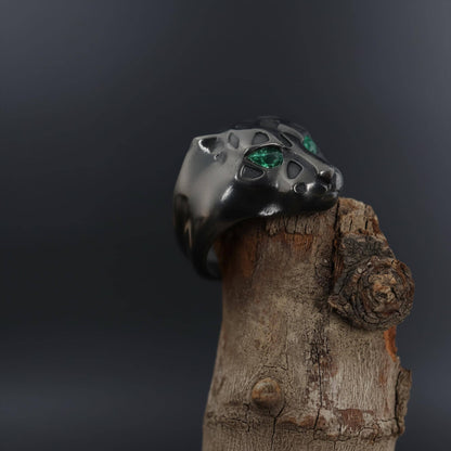 Emerald eyes leopard head ring, panther inspired statement jewelry, symbolic big cat signet band, and handcrafted bold accessory designed for those who are drawn to power, confidence, and fierce elegance. This striking ring features a detailed leopard head motif with vivid emerald stone eyes, creating a luxurious and commanding appearance inspired by wild feline strength and timeless masculine style.