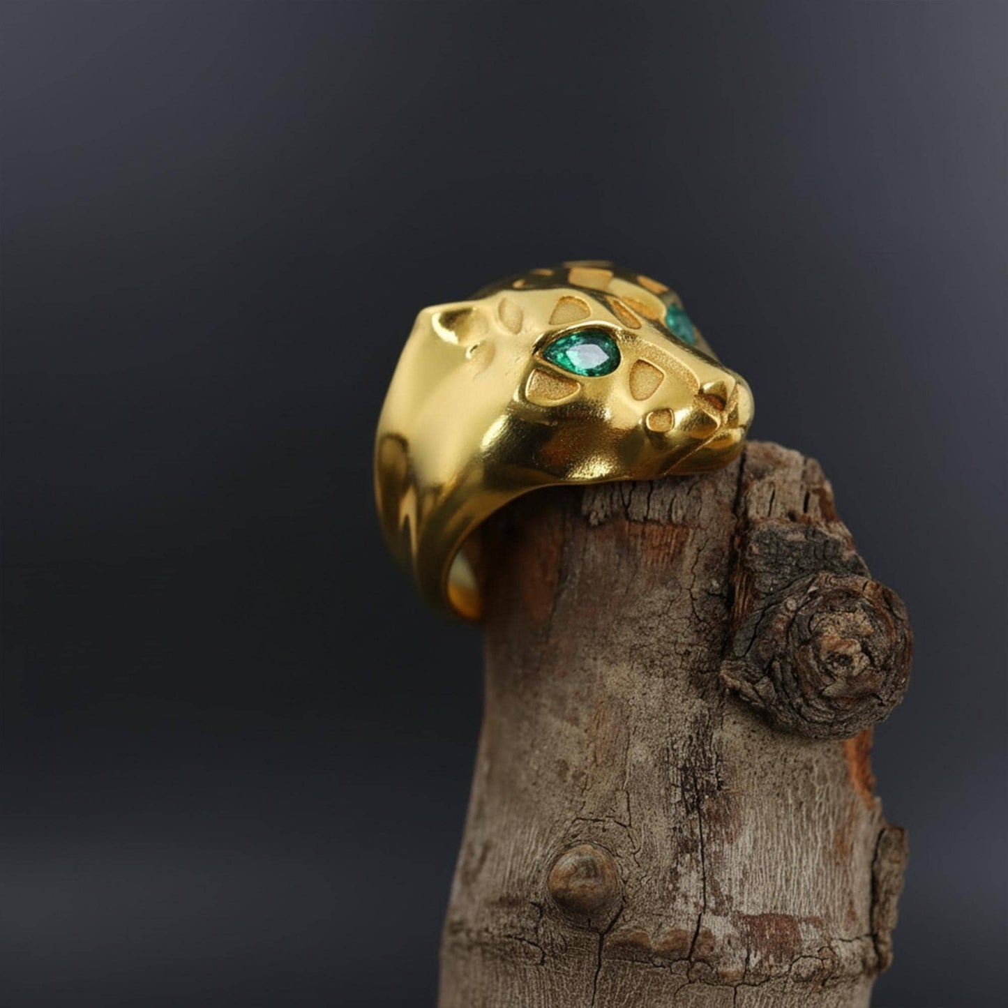 Emerald eyes leopard head ring, panther inspired statement jewelry, symbolic big cat signet band, and handcrafted bold accessory designed for those who are drawn to power, confidence, and fierce elegance. This striking ring features a detailed leopard head motif with vivid emerald stone eyes, creating a luxurious and commanding appearance inspired by wild feline strength and timeless masculine style.