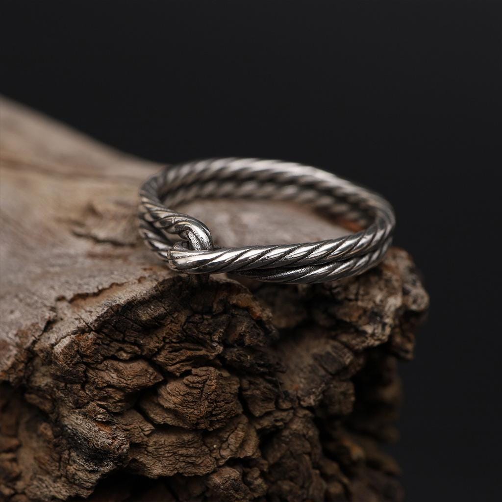 Twisted rope ring, rope band ring, gold plated silver ring, minimalist stacking ring, and modern jewelry designed for those who are drawn to texture, simplicity, and timeless elegance. This striking ring features a delicate twisted rope design, enhanced with a warm gold plated finish that gives it a rich, refined, and classic appearance.
