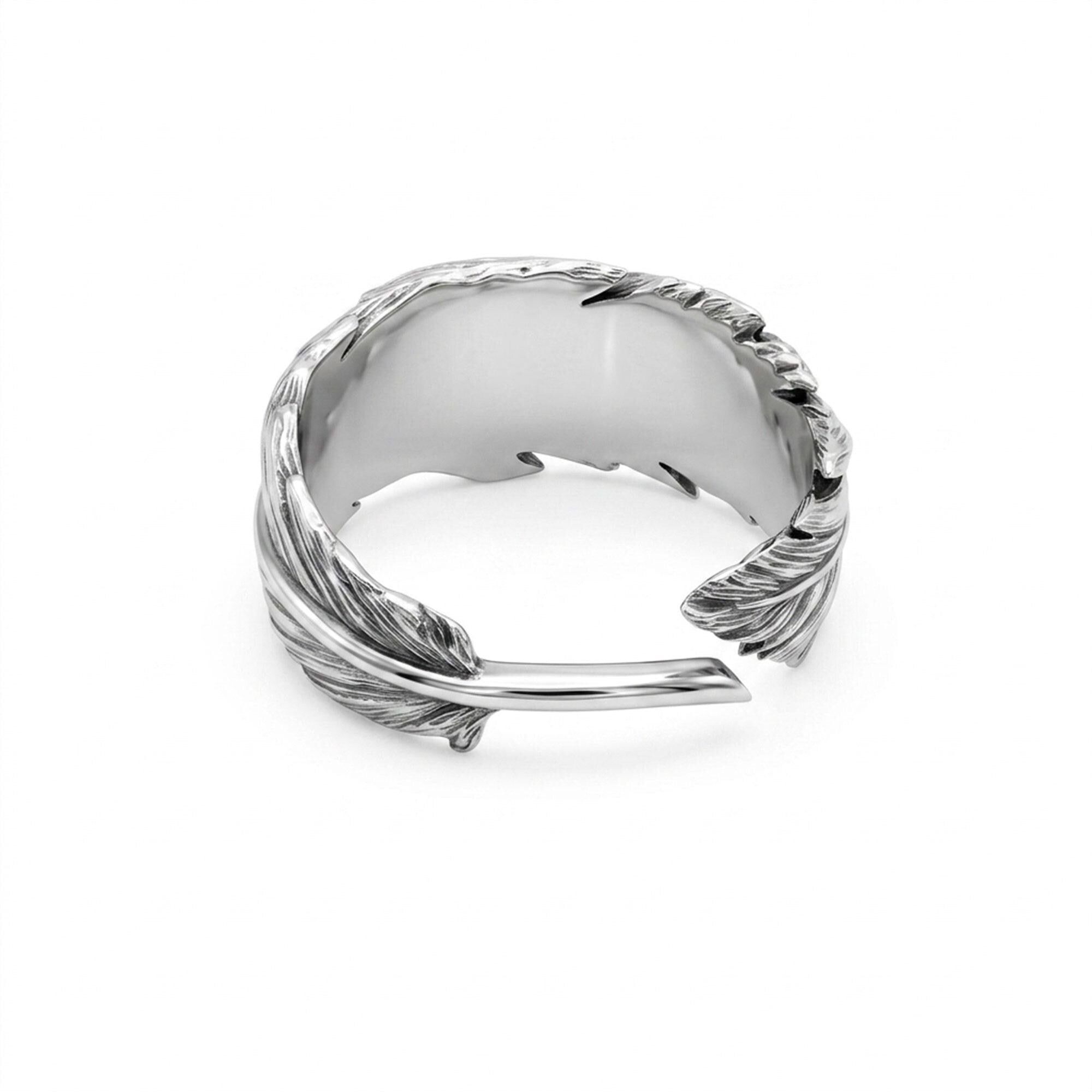 Sterling silver feather band ring, nature inspired men’s wedding ring, engraved feather ring, and handcrafted rustic jewelry designed for those who are drawn to freedom, lightness, and organic beauty. This elegant ring features a detailed feather pattern wrapping around the band, creating a look that feels natural, symbolic, and effortlessly refined. It is not just a ring — it is a meaningful piece that blends nature-inspired design, masculine st
